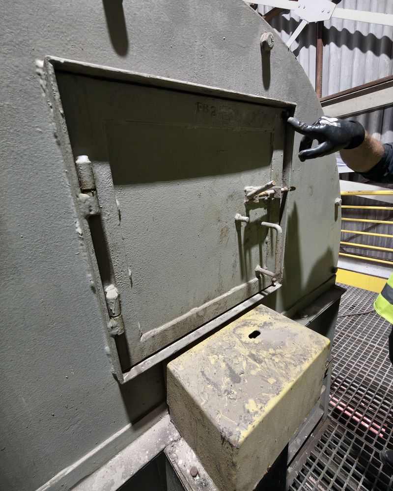 Porta de inspeção de máquina com elemento de intertravamento